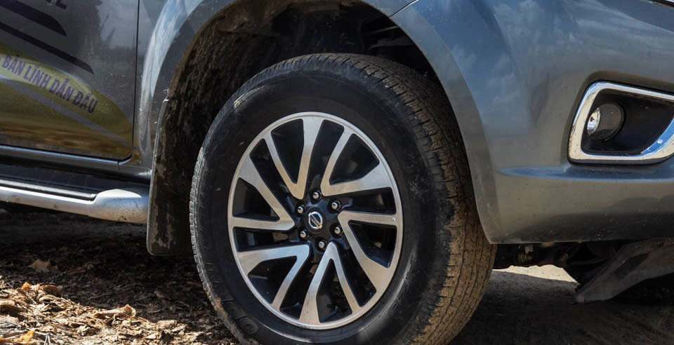 Đánh giá xe Nissan Navara 2015 có la zăng 18 inch (phiên bản E là 16 inch).