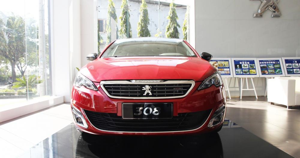 Đánh giá xe Peugeot 308 2015 có đầu xe tròn trịa, nhiều chi tiết mạ chrome.