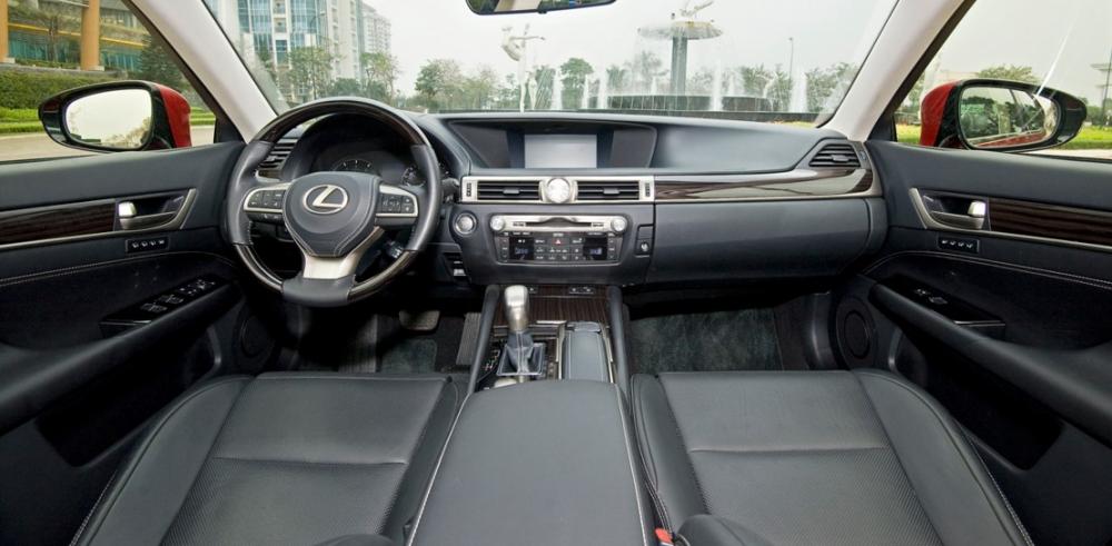 Đánh giá xe Lexus GS 350 2016: Không gian nội thất của Lexus GS 350 2016 thể hiện rõ sự sang trọng và yên tĩnh.