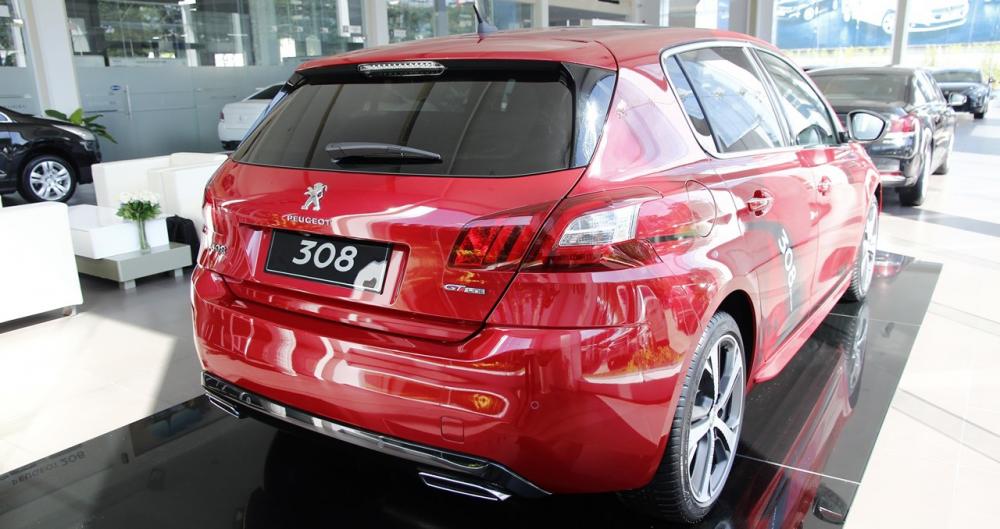 Đánh giá xe Peugeot 308 2015 có đuoi xe hầm hố, mạnh mẽ.