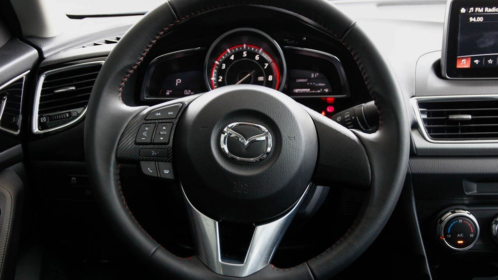 So sánh nhanh Mazda 3 sedan 2015 và Hyundai Elantre 2016 về thiết kế vô lăng.