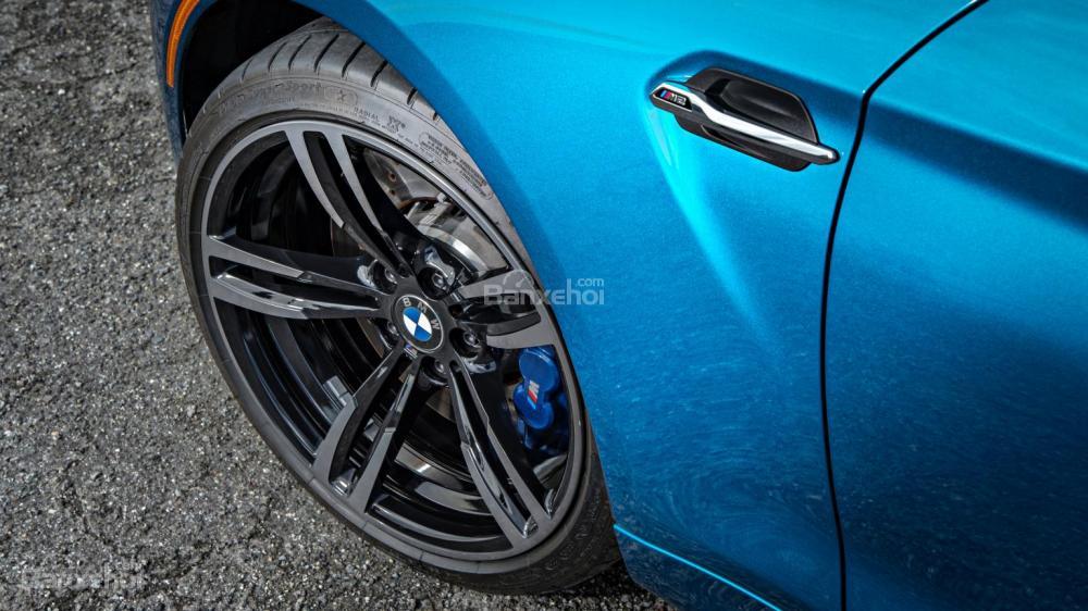 Đánh giá xe BMW M2 2016: Trọng lượng xe nhẹ hơn M3.