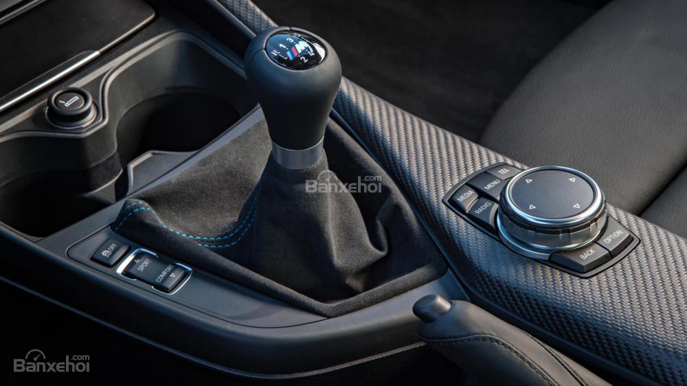 Đánh giá xe BMW M2 2016: Thiết kế cần gạt.