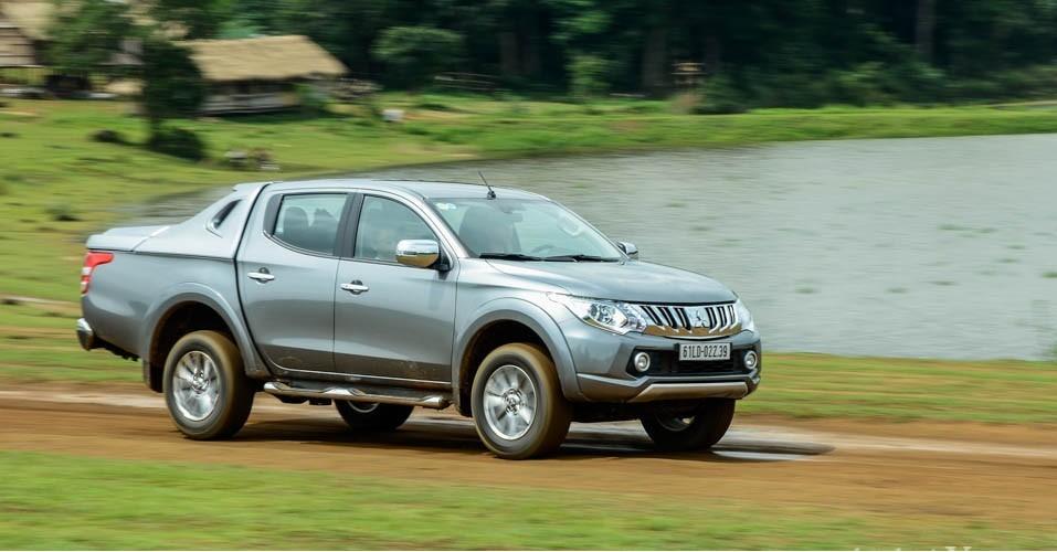 So sánh xe Mitsubishi Triton 4x4 AT 2015 và Nissan NP300 Navara VL 2015 về cảm giác lái.