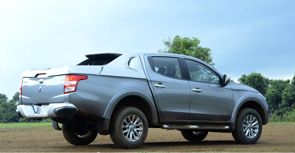 So sánh xe Mitsubishi Triton 4x4 AT 2015 và Nissan NP300 Navara VL 2015 về thiết kế thân xe  .