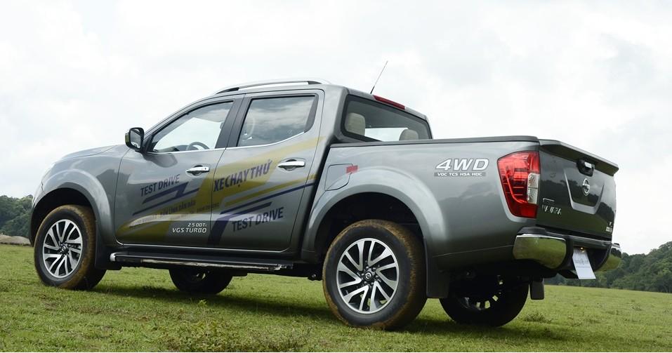 So sánh xe Mitsubishi Triton 4x4 AT 2015 và Nissan NP300 Navara VL 2015 về thiết kế thân xe.