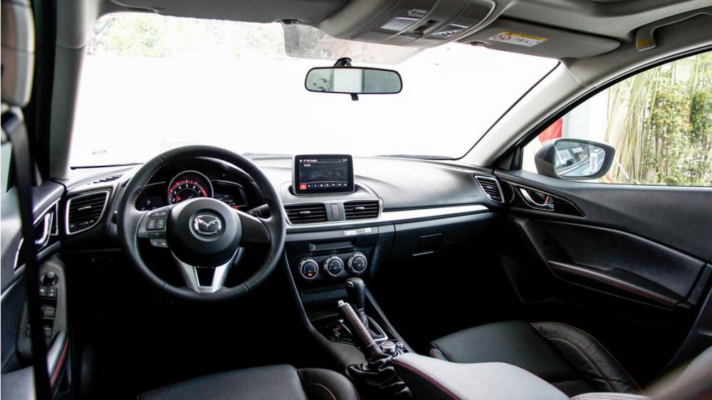 So sánh nhanh Mazda 3 sedan 2015 và Kia K3 2013 về nội thất.