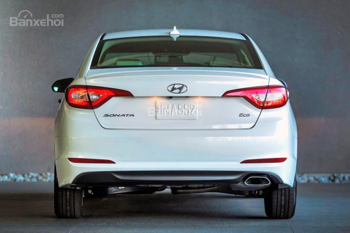 Đánh giá xe Hyundai Sonata 2016 có đuôi đơng giản, không nhiều chi tiết cầu kỳ.