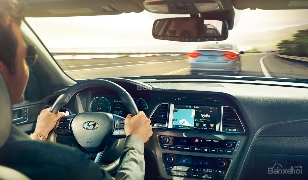 Đánh giá xe Hyundai Sonata 2016 có gương tích hợp camera lùi thông minh.