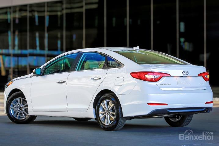Đánh giá xe Hyundai Sonata 2016 với góc nhìn nghiêng phía hông xe.