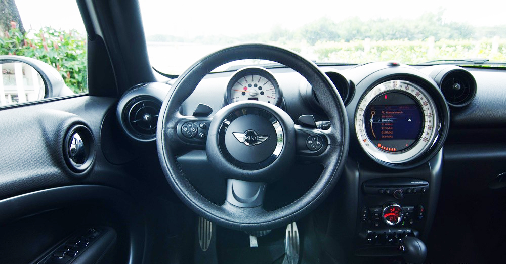 Đánh giá xe MINI Cooper S Countryman 2015 có vô lăng 3 chấu thể thao.