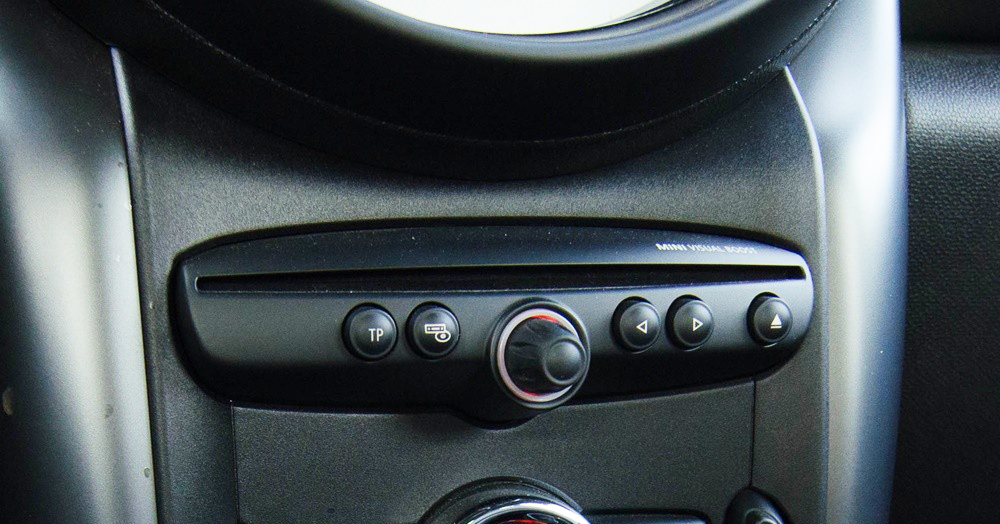Đánh giá xe MINI Cooper S Countryman 2015 có đầu đĩa CD nghe nhạc.