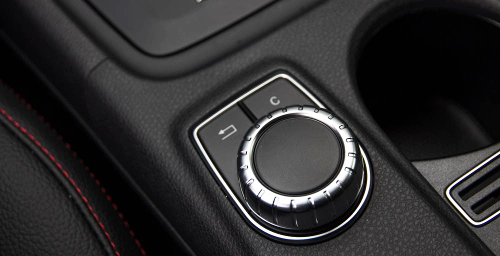 Đánh giá xe Mercedes-Benz GLA250 4Matic 2015 có núm điều khiển hệ thống giải trí.