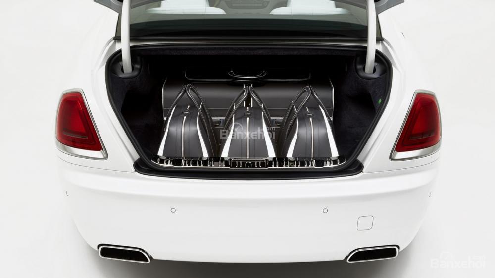 Rolls-Royce Wraith có bộ hành lý sợi cacbon giá 45.854 USD.