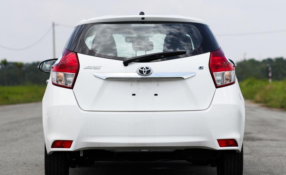 So sánh xe Toyota Yaris 1.3G và Mazda 2 hatchback về thiết kế đuôi xe.