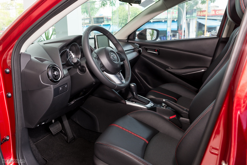 So sánh Toyota Yaris 1.3G và Mazda 2 hatchback về thiết kế ghế ngồi.