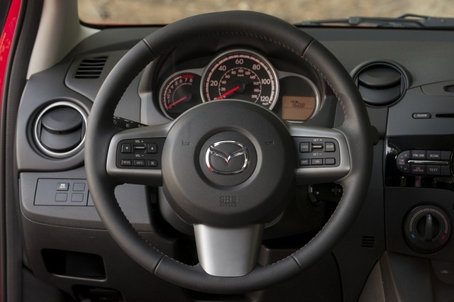 So sánh xe Toyota Yaris 1.3G và Mazda 2 hatchback về thiết kế vô lăng.
