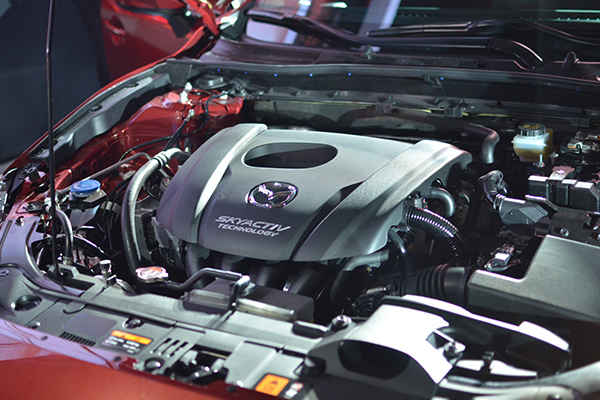 So sánh xe Toyota Yaris 1.3G và Mazda 2 hatchback về động cơ.