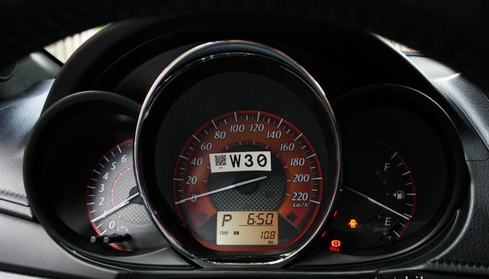 So sánh xe Toyota Yaris 1.3G và Mazda 2 hatchback về thiết kế đồng hồ lái.