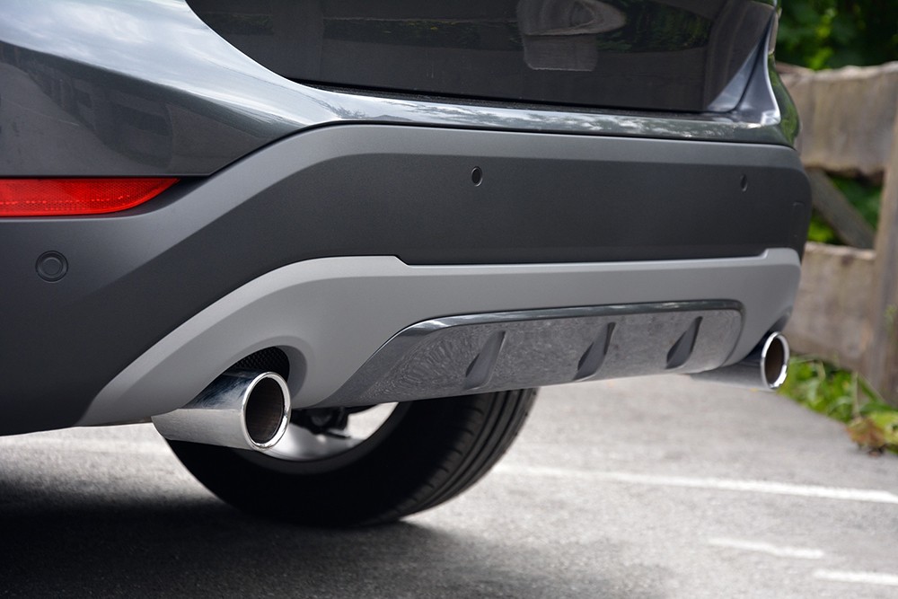Đánh giá xe BMW X1 2016 có cụm ống xả mạ crom sang trọng.