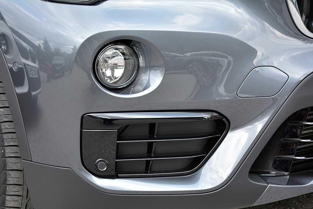 Đánh giá xe BMW X1 2016 có đèn sương mù và hệ thống hút gió đặc trưng
