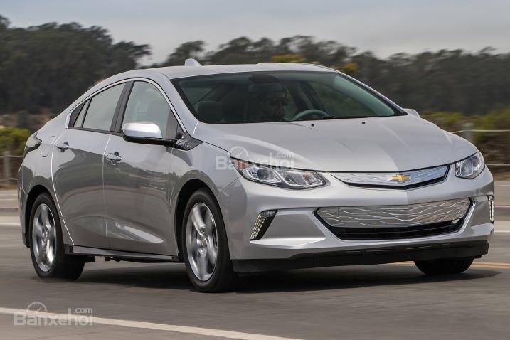 Đánh giá xe Chevrolet Volt 2017: Đầu xe tạo cảm giác góc cạnh.