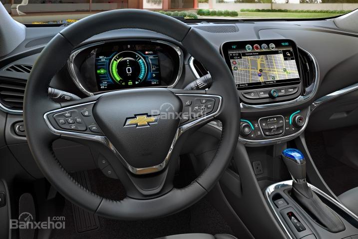 Đánh giá xe Chevrolet Volt 2017: Vô lăng bọc da.