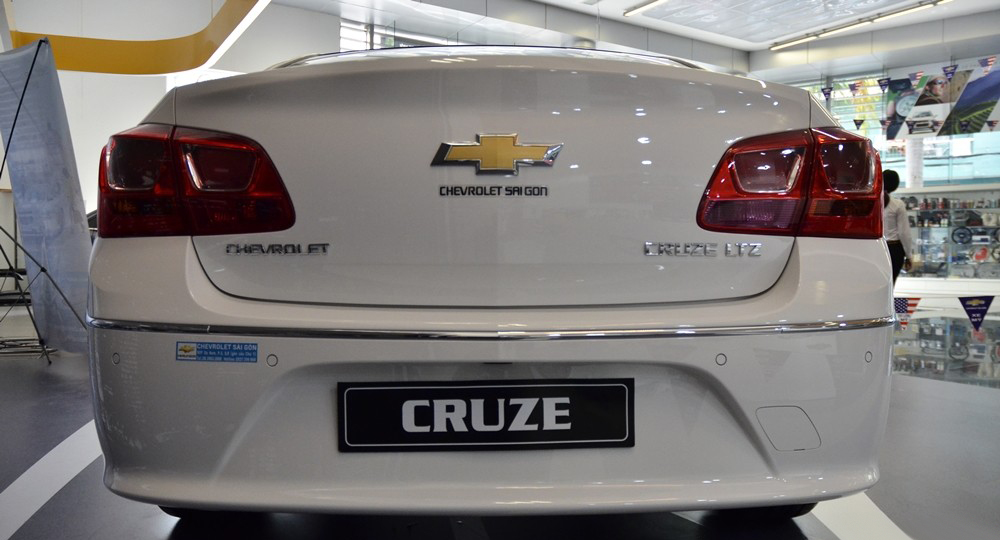 So sánh ngoại thất Chevrolet Cruze 2015 và Mazda 3 sedan 6