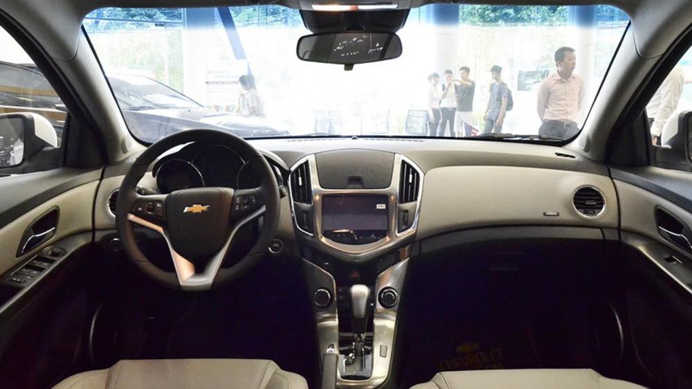 So sánh nội thất Chevrolet Cruze 2015 và Mazda 3 sedan So sánh nội thất Chevrolet Cruze 2015 và Mazda 3 sedan.