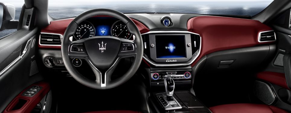 Đánh giá xe Maserati Ghibli S có nhiều tính năng tiện nghi.