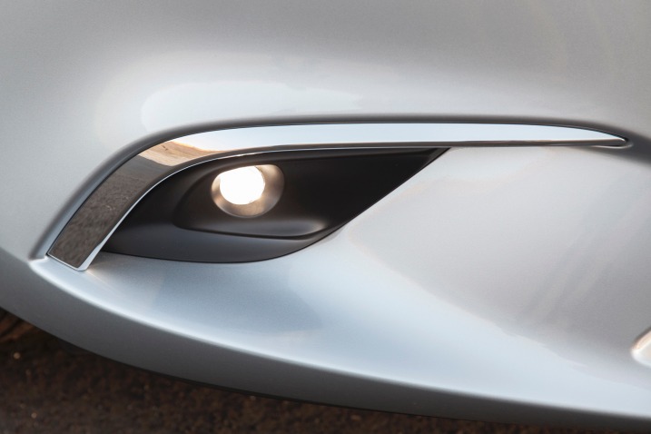 Đánh giá xe Mazda 6 2016 có đèn sương mù giấu trong hốc có viền mạ crom tinh tế.