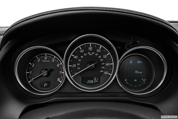 Đánh giá xe Mazda 6 2016 có 3 đồng hồ lái có phần hơi cổ điển.