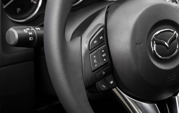 Đánh giá xe Mazda 6 2016 có nhiều phím tiện ích.