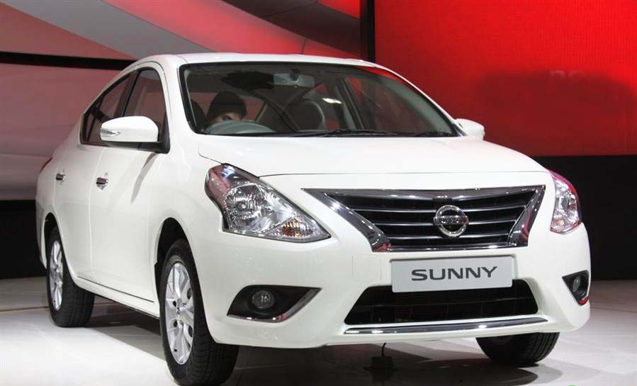 Đánh giá xe Nissan Sunny 2016 có đèn pha halogen lớn được vuốt dài thèo chiều dọc.