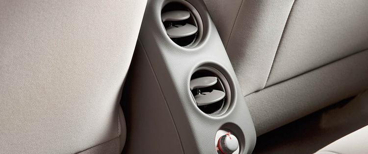 Đánh giá xe Nissan Sunny 2015 có điều hòa lấy gió cho hàng ghế sau tiện nghi.