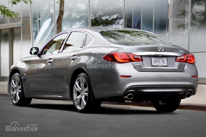 Đánh giá xe Infiniti Q70 2016: Đuôi xe.