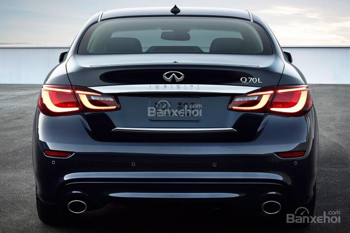 Đánh giá xe Infiniti Q70 2016: Thiết kế đuôi xe khá đẹp.