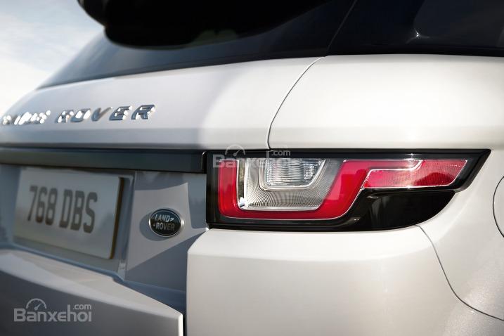 Đánh giá xe Land Rover Range Rover Evoque 2016: Đường logo phía sau xe.