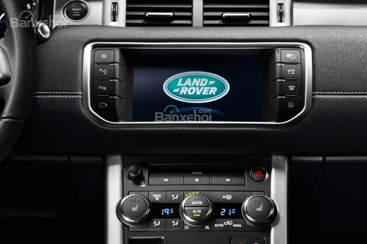 Đánh giá xe Land Rover Range Rover Evoque 2016: Xe được tích hợp nhiều tiện ích hiện đại.