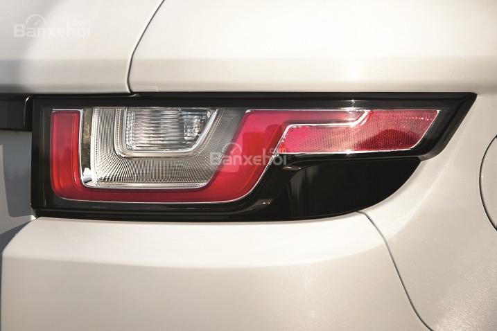 Đánh giá xe Land Rover Range Rover Evoque 2016: Thiết kế đèn hậu phía sau.