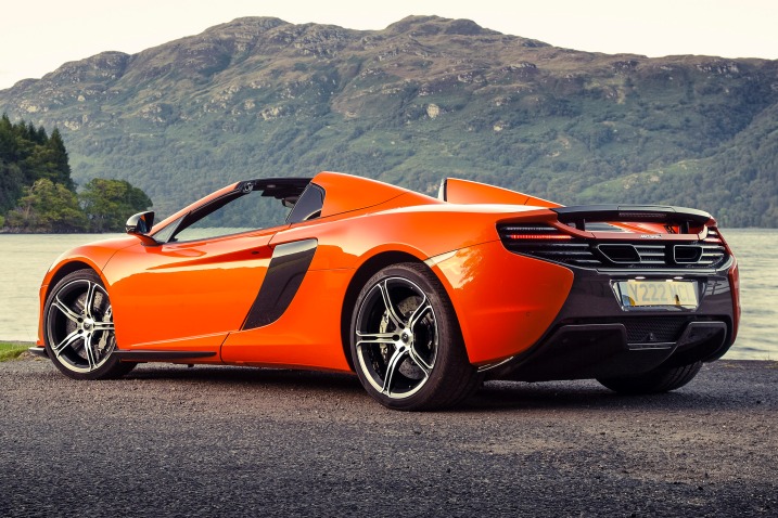 Đánh giá xe Mclaren 650s Spider khi được nhìn từ hông trái rất quyến rũ.