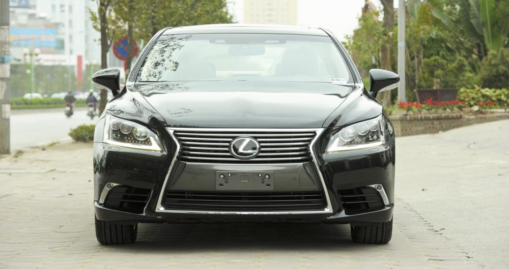 Đánh giá xe Lexus LS 460L 2016 có lưới tản nhiệt hình con suốt.