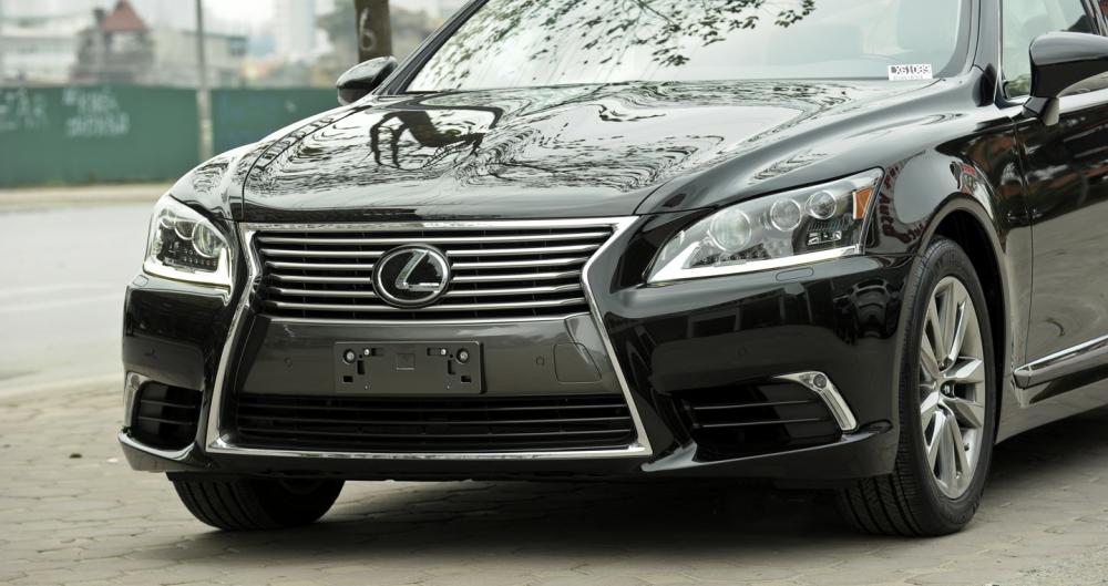 Đánh giá xe Lexus LS 460L 2016 có những đường gân nổi rất mạnh mẽ trên nắp ca-pô.