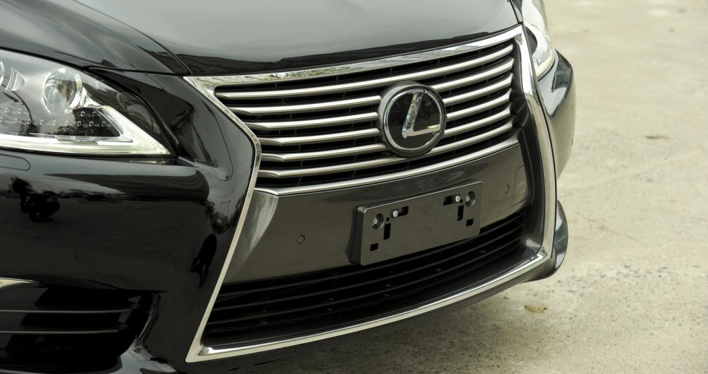 Đánh giá xe Lexus LS 460L 2016 có logo nằm giữa hệ thống tản nhiệt mạn crom.