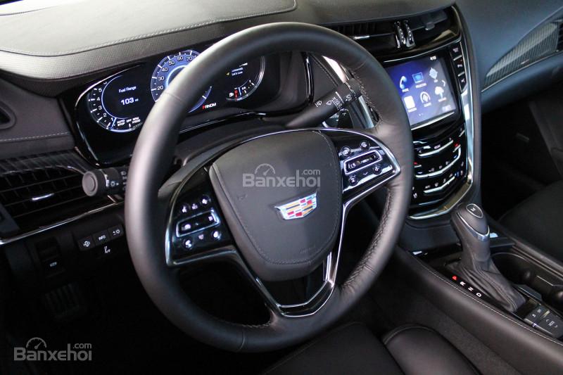 Đánh giá xe Cadillac CTS 2016: Vô lăng xe bọc da.