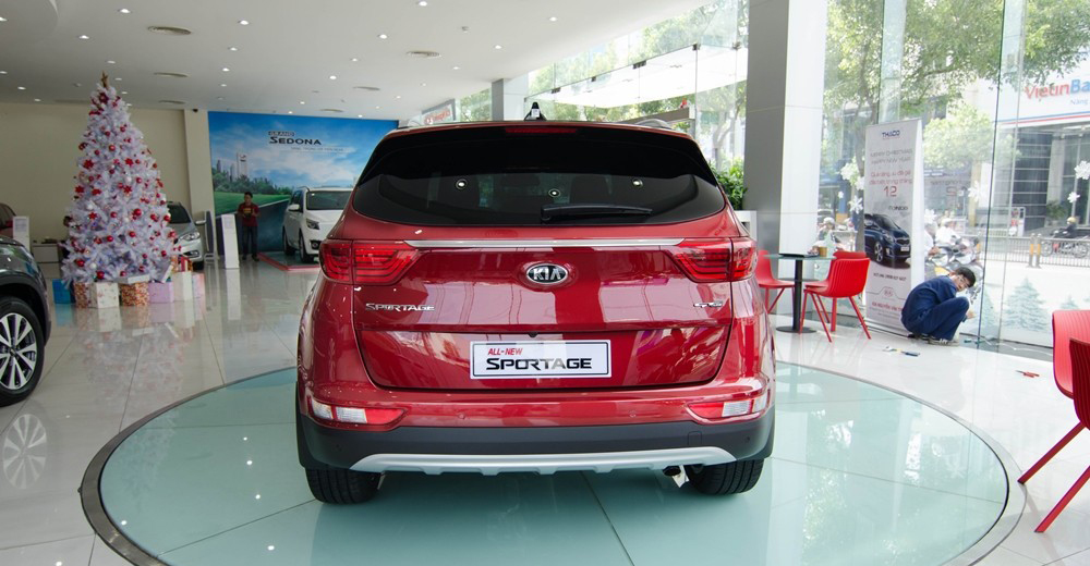 So sánh đuôi xe Kia Sportage 2016 và Mitsubishi Outlander Sport 2016