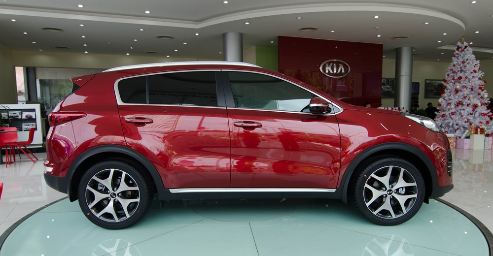 So sánh thân xe Kia Sportage 2016 và Mitsubishi Outlander Sport 2016.