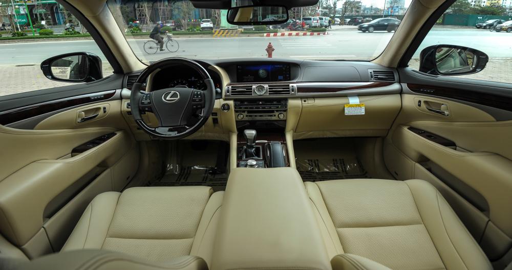 Đánh giá xe Lexus LS 460L 2016 có nội thất bọc da cao cấp.