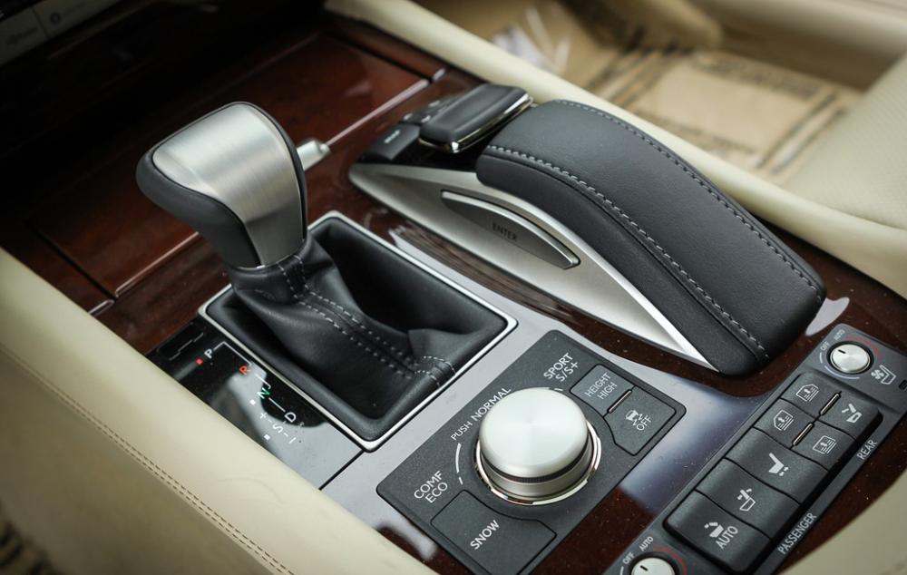 Đánh giá xe Lexus LS 460L 2016 có hộp số tự động 8 cấp êm ái.