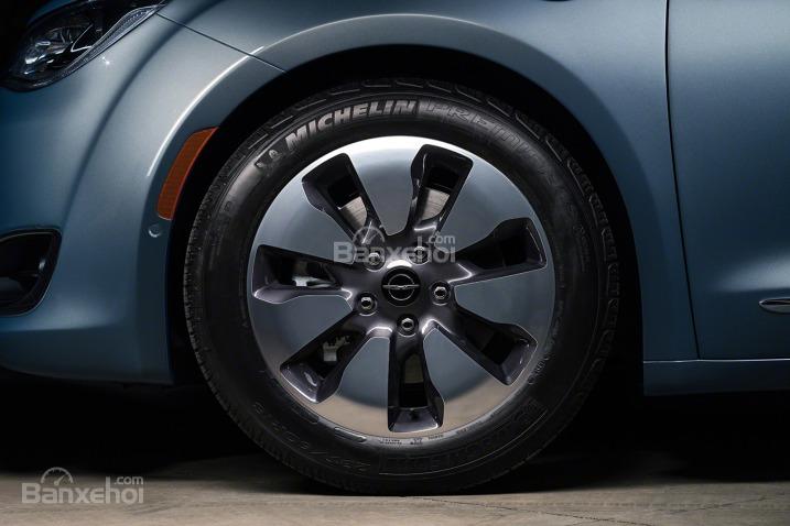 Đánh giá xe Chrysler Pacifica 2017:  Lazăng có kích thước lớn.